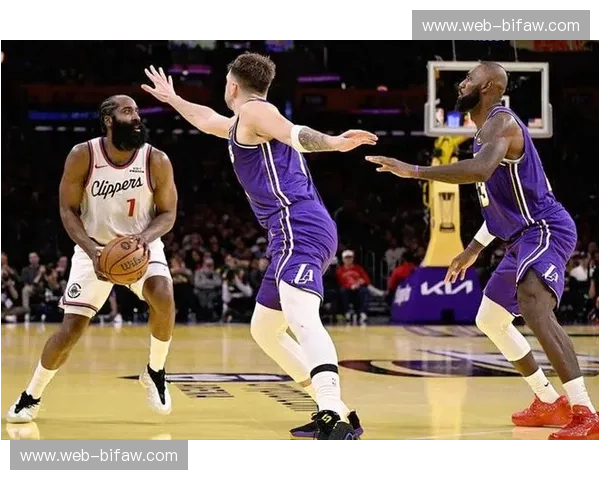 洛城德比的暴力美学：深度复盘“湖人vs快船录像”中的王权更迭与战术博弈